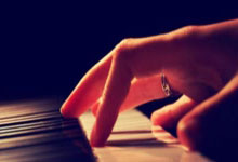 爱游戏官网-尼克斯三分绝杀骑士,球迷沸腾欢呼,新星独揽全队得分,尼克杨三分绝杀马刺