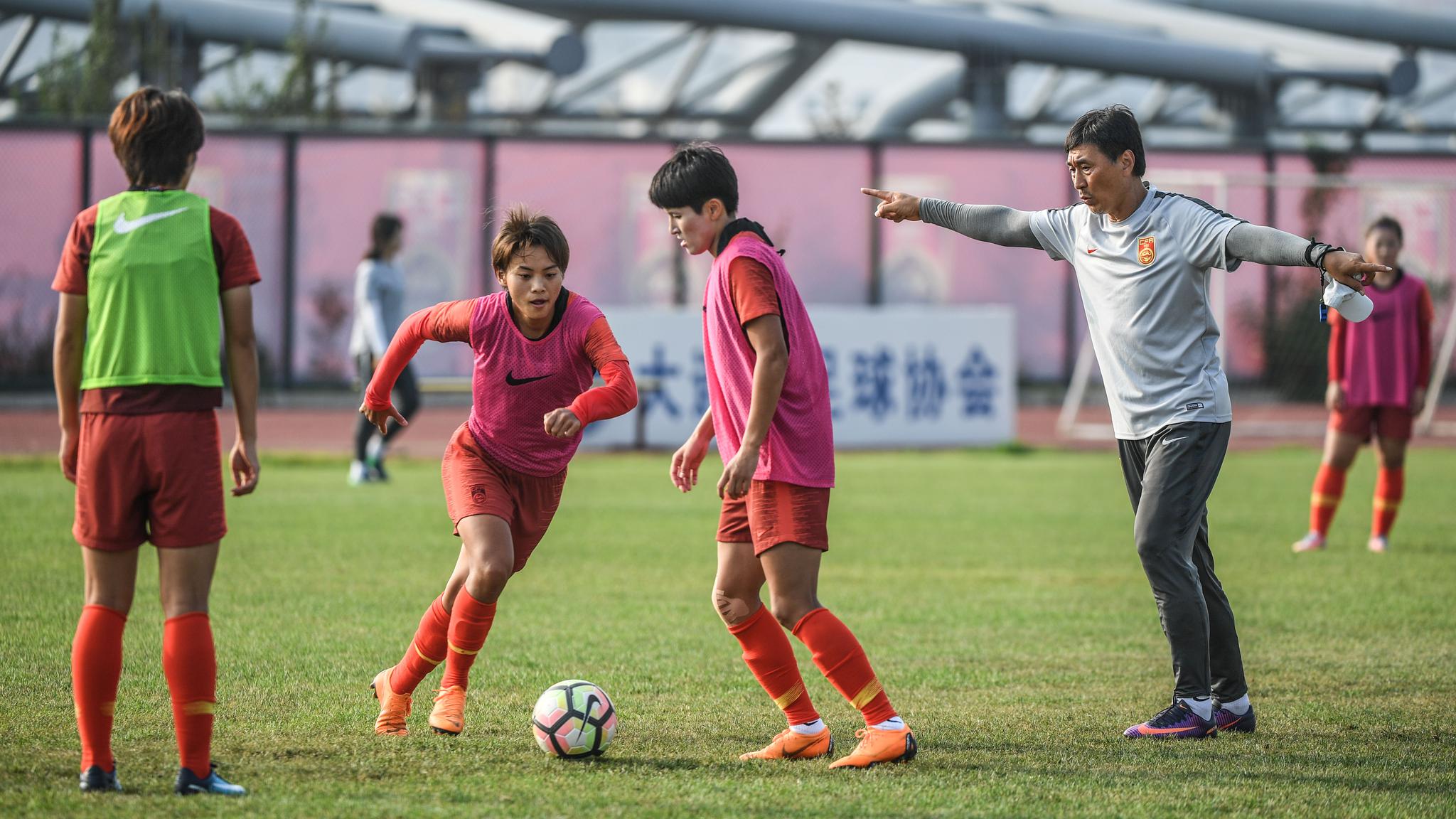 包含冰岛国家队备战备受期待，欧锦赛冲刺全力的词条