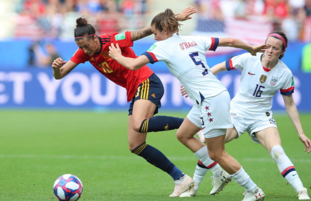 多特蒙德卫冕冠军告吹，争议判罚引发球迷愤怒