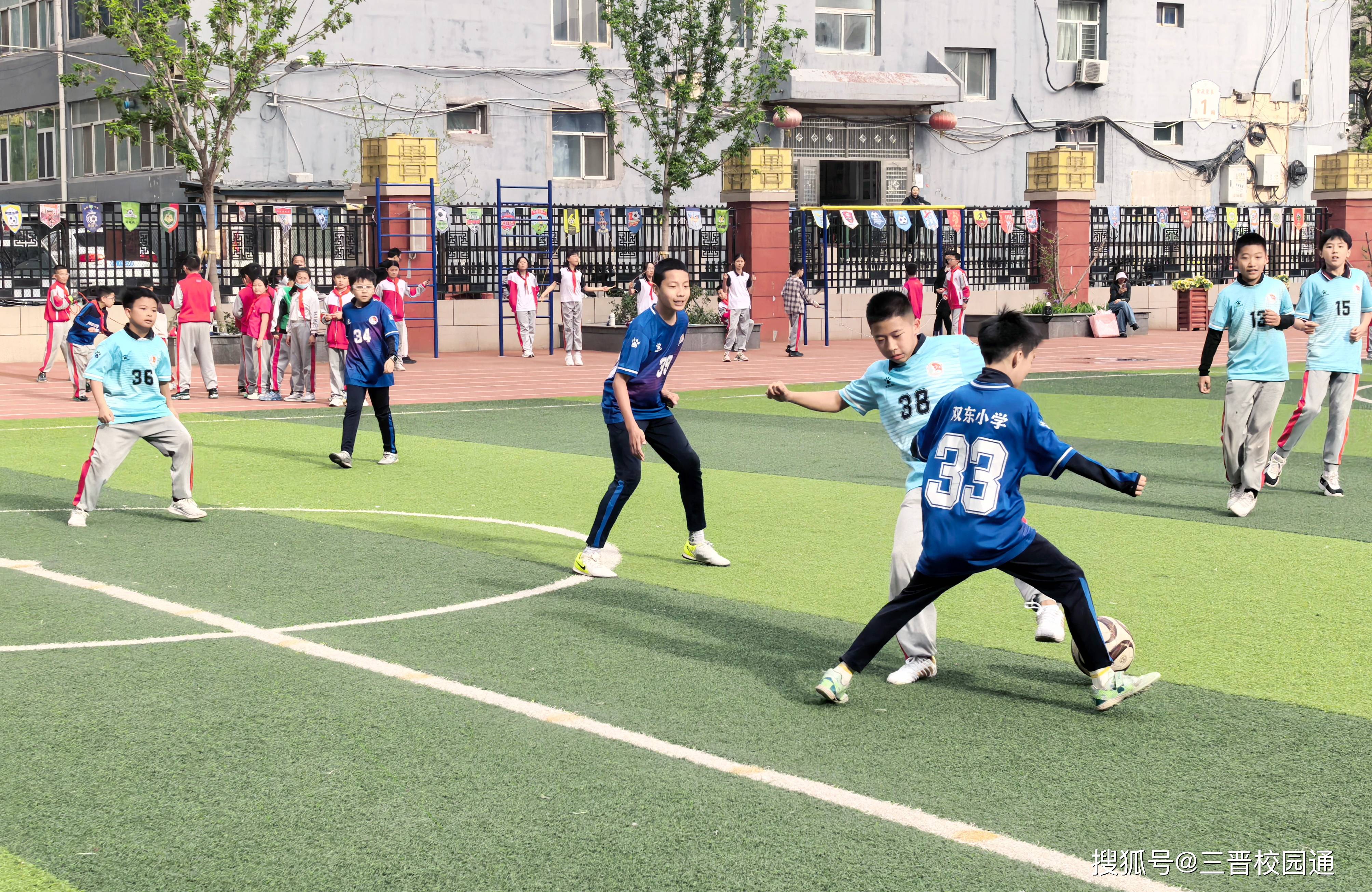 爱游戏亚洲官网-意大利足球赛场上传来激烈呐喊声