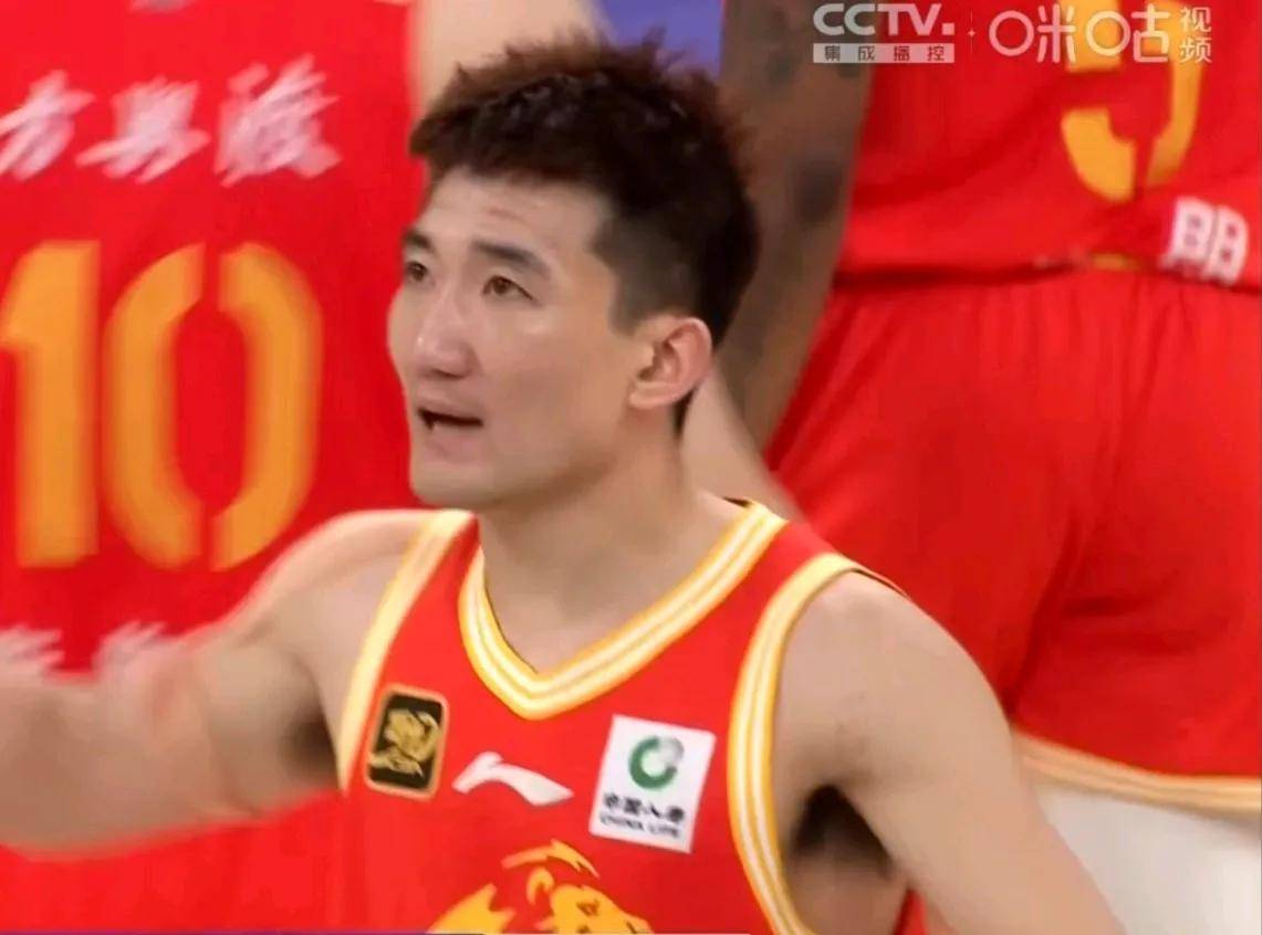 青岛队核心球员领衔破门，带领球队战胜对手的简单介绍