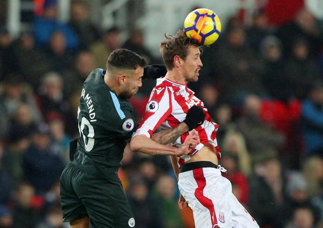 利兹联防守不力，主场失分重回保级焦虑的简单介绍