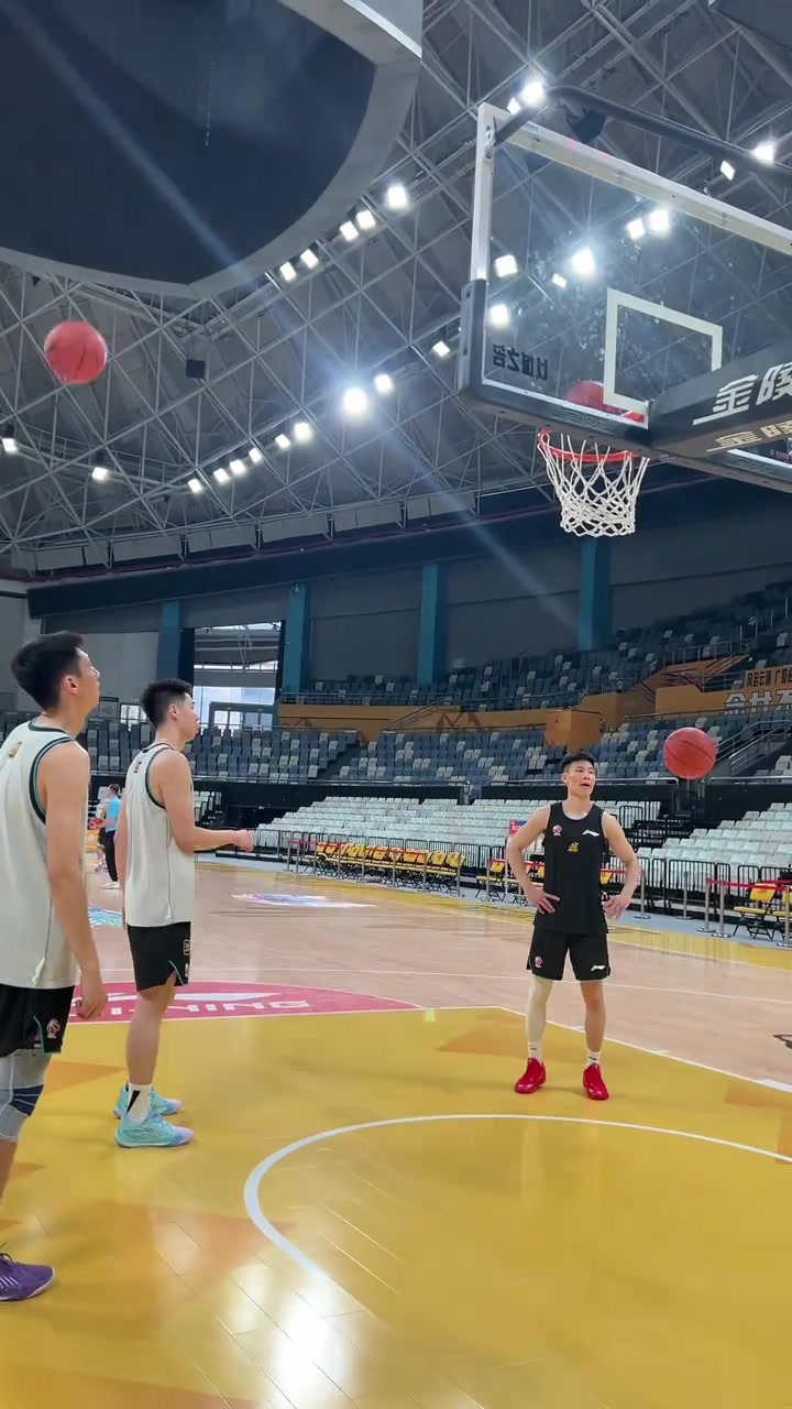 球队备战季后赛,准备迎战强大对手 球队备战季后赛,准备迎战强大对手