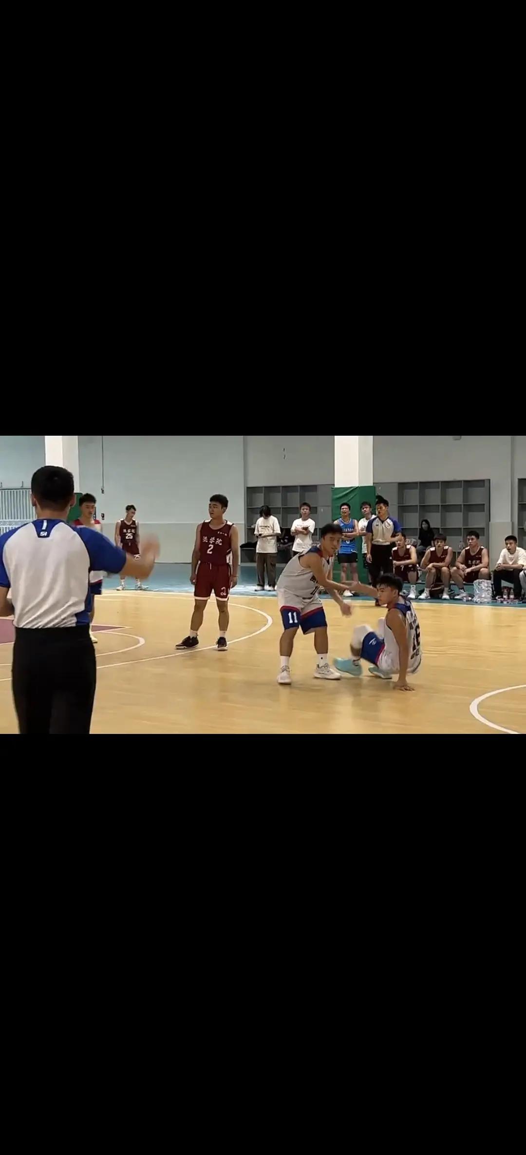 关于球场上的精彩对决是球员们拼搏奋斗的见证的信息