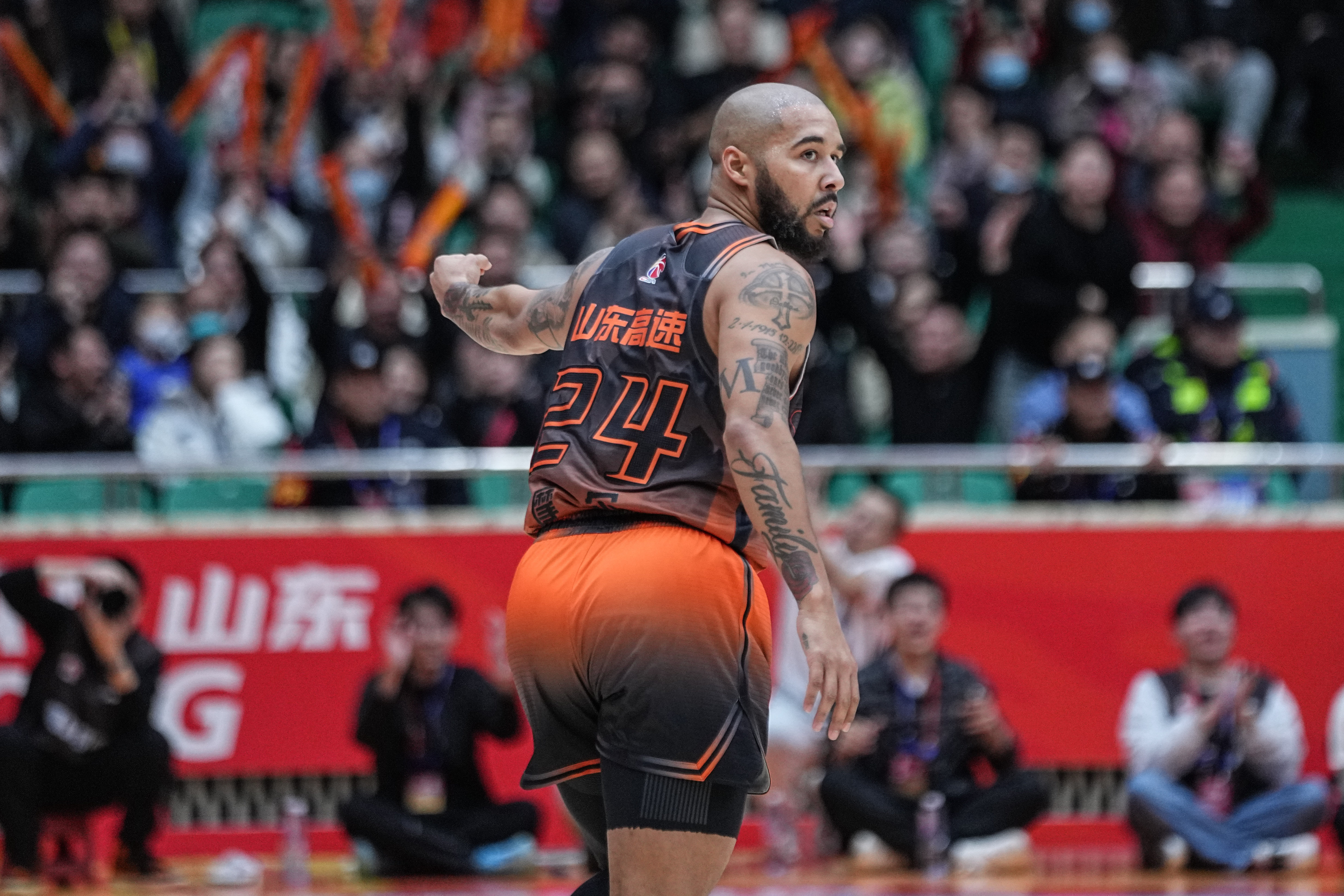 赛场上激烈争夺，球员们拼尽全力