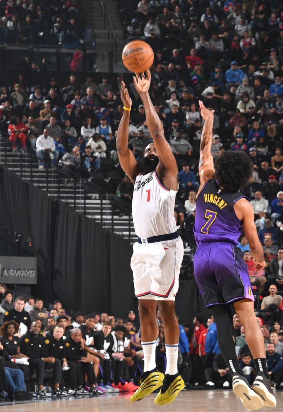 爱游戏中国官网-快船胜黄蜂获得连胜，莱昂纳德全场表现出色