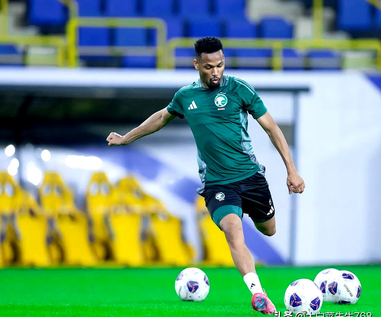 爱游戏体育官网-沙特球队备战关键对阵，迎战挑战