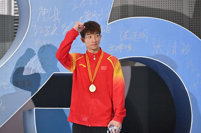 体操男子跳马：黄敏金牌榜首
