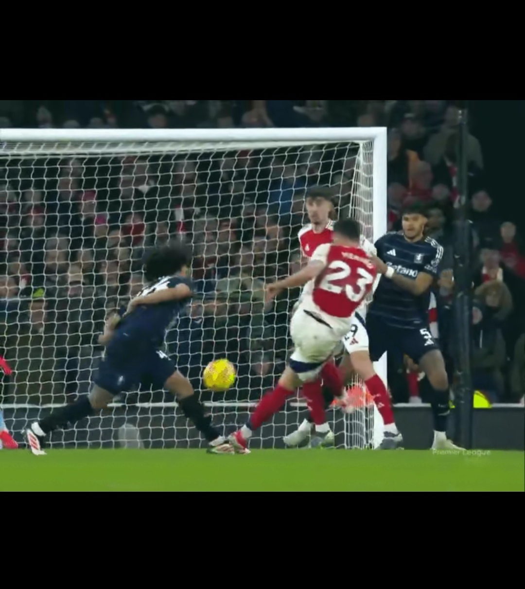 爱游戏官网-阿斯顿维拉后卫受伤离场,影响球队防线的简单介绍