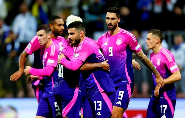 爱游戏官方登录入口-战术的较量:两位教练在场边互相博弈