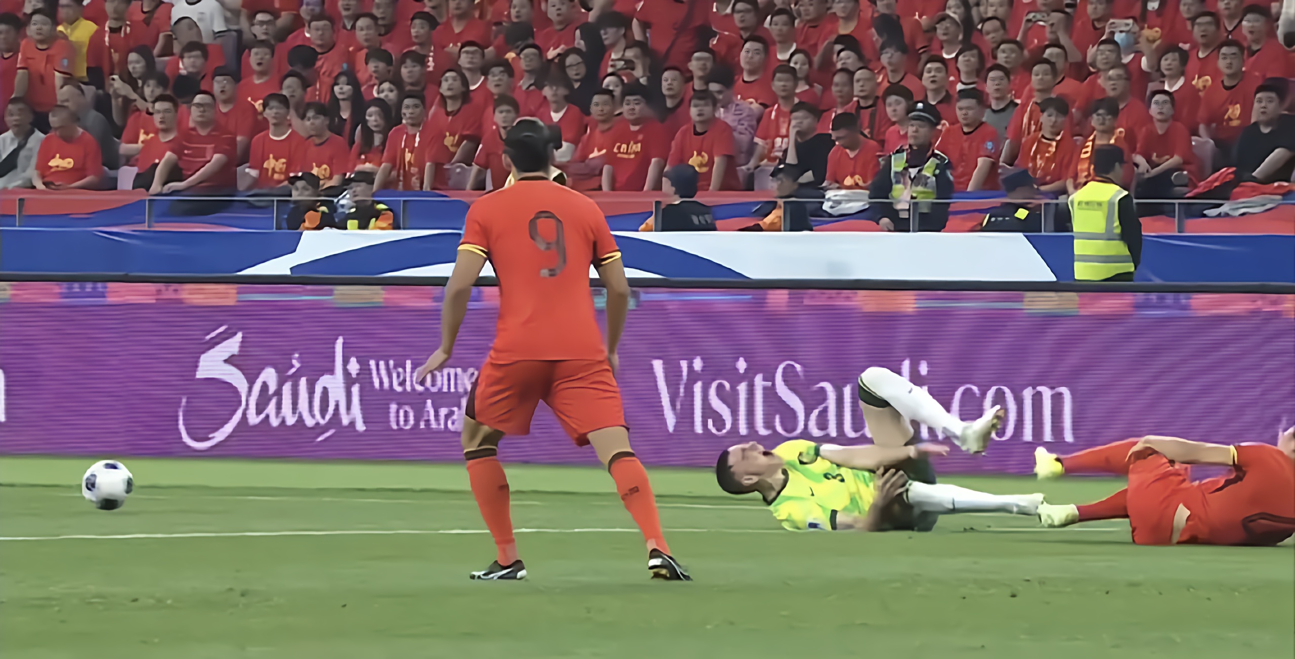 爱游戏app-非洲球队赢得惊险比赛，晋级半决赛