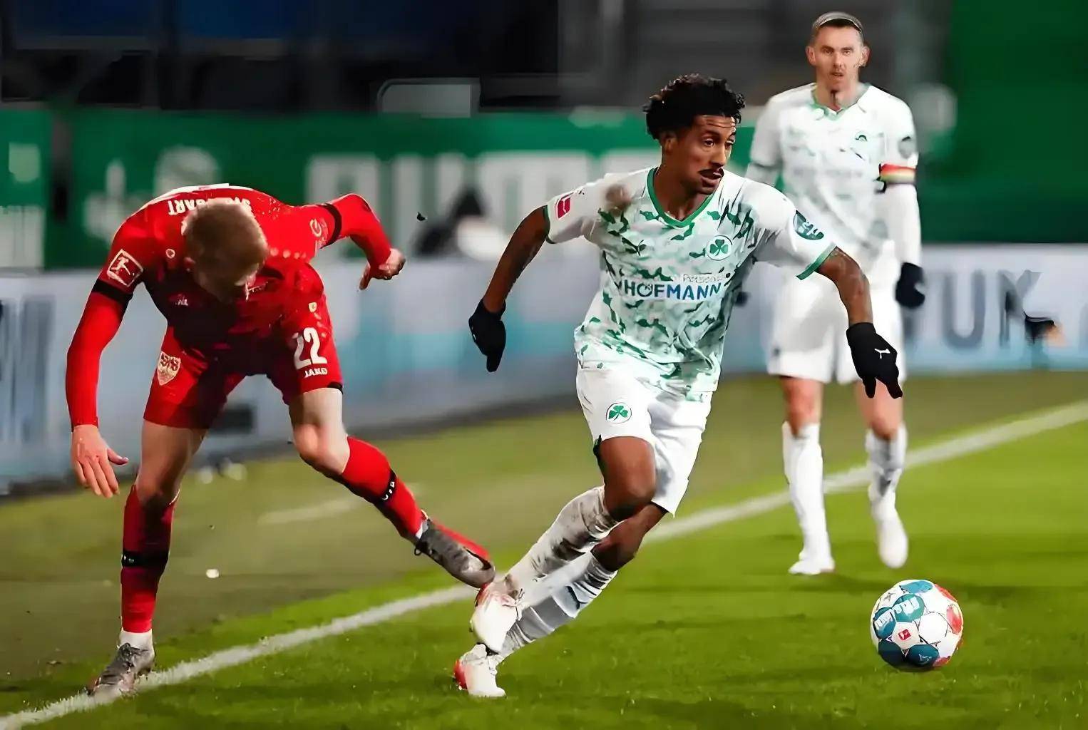 爱游戏官网-沙尔克客场大胜，赢得球队士气