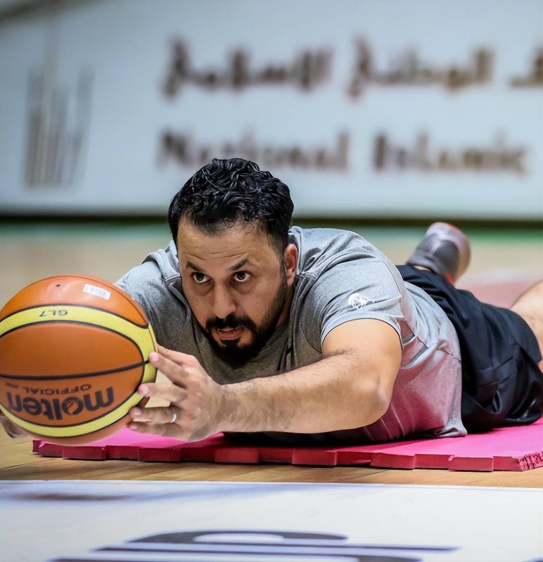 裁判判罚争议不断，现场气氛紧张混乱