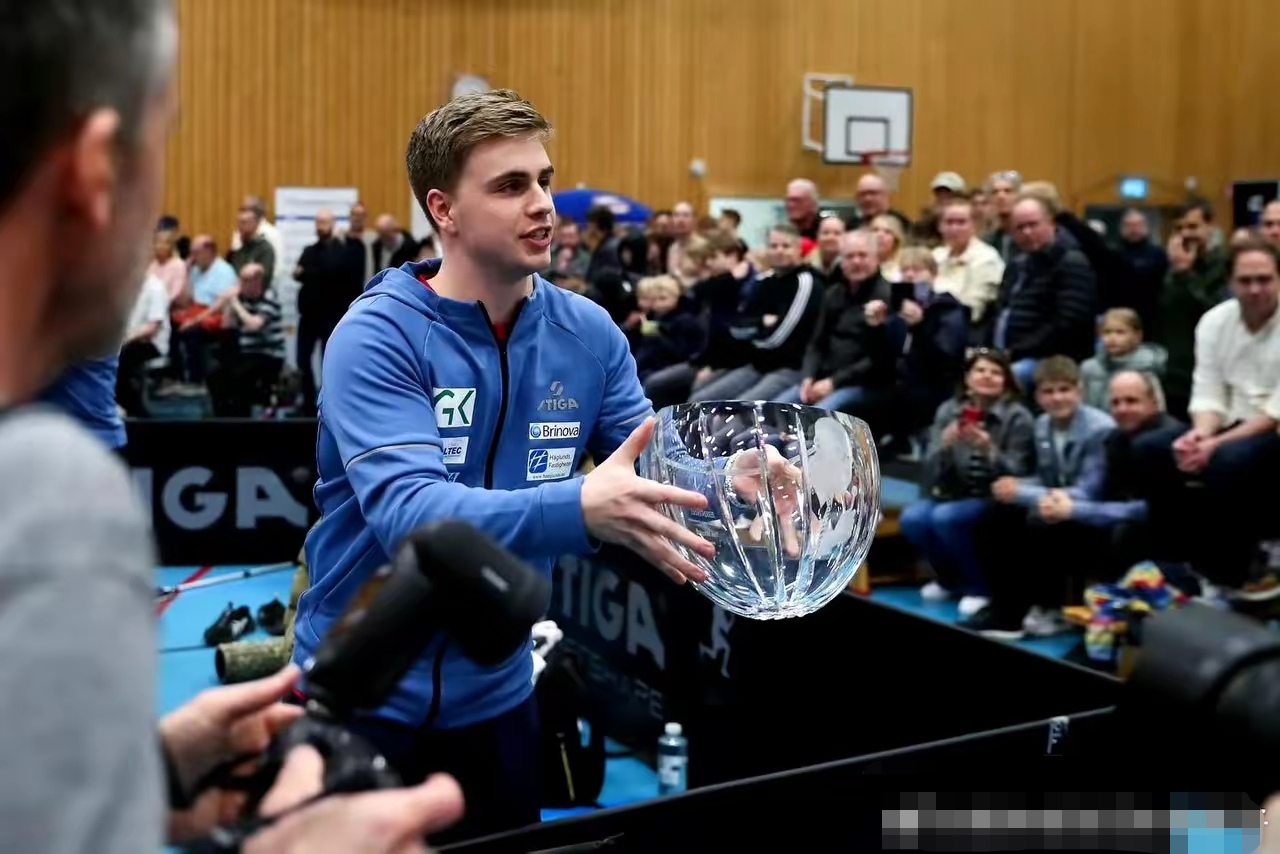 关于足球体育新闻：瑞典队豪取胜利，显露实力的信息