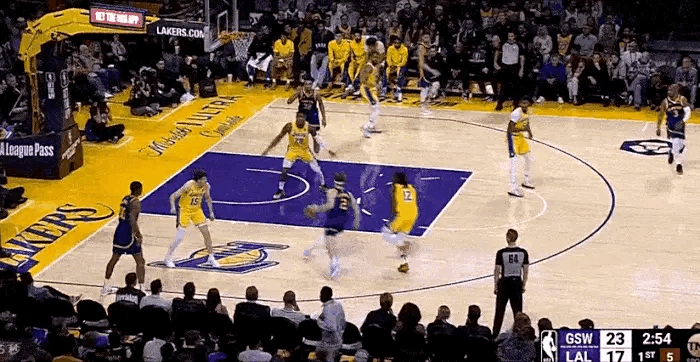 莫里斯空接暴扣助湖人取胜,摆脱连败阴霾 莫里斯空接暴扣助湖人取胜,摆脱连败阴霾