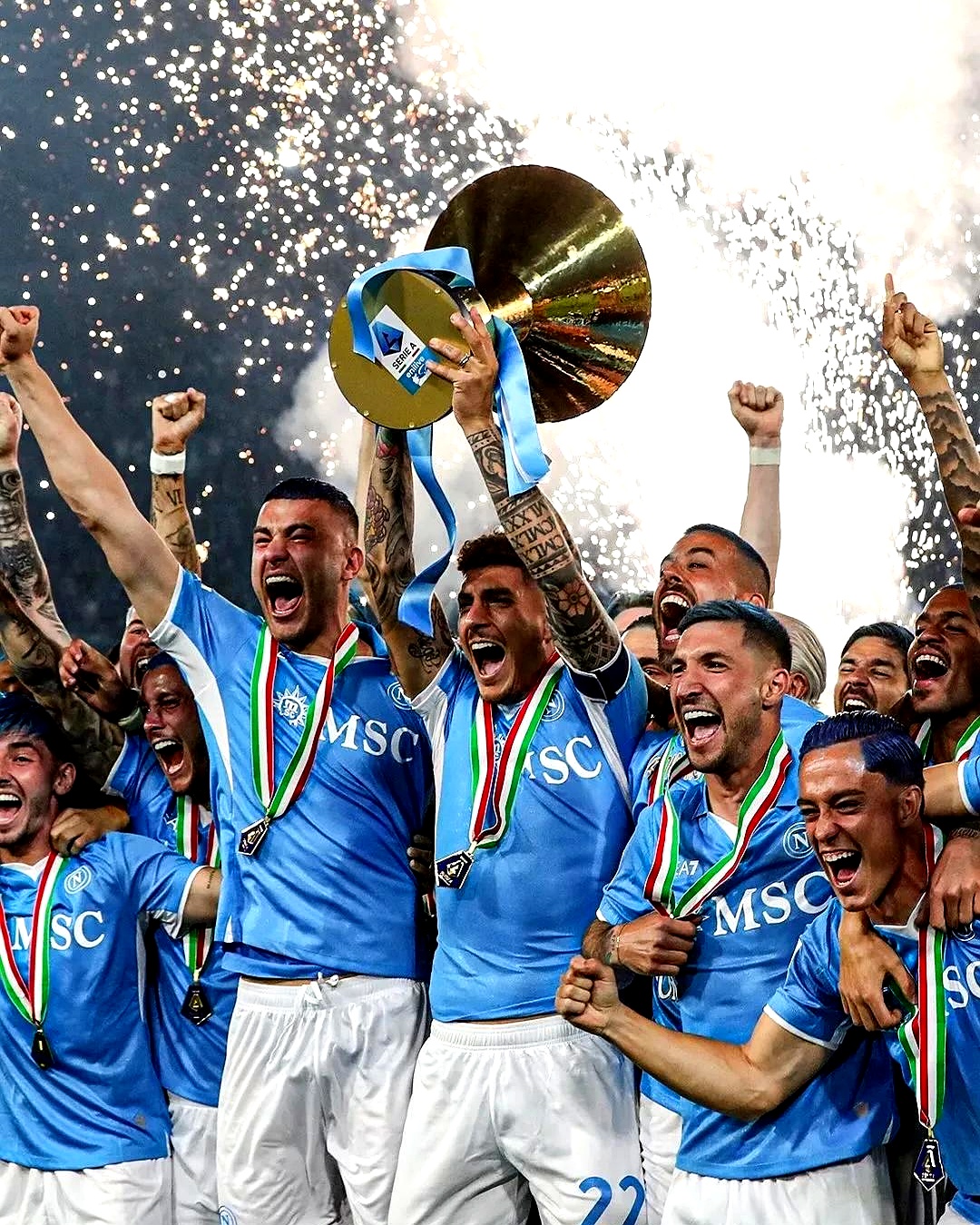 包含那不勒斯球队积极备战下一场比赛的词条