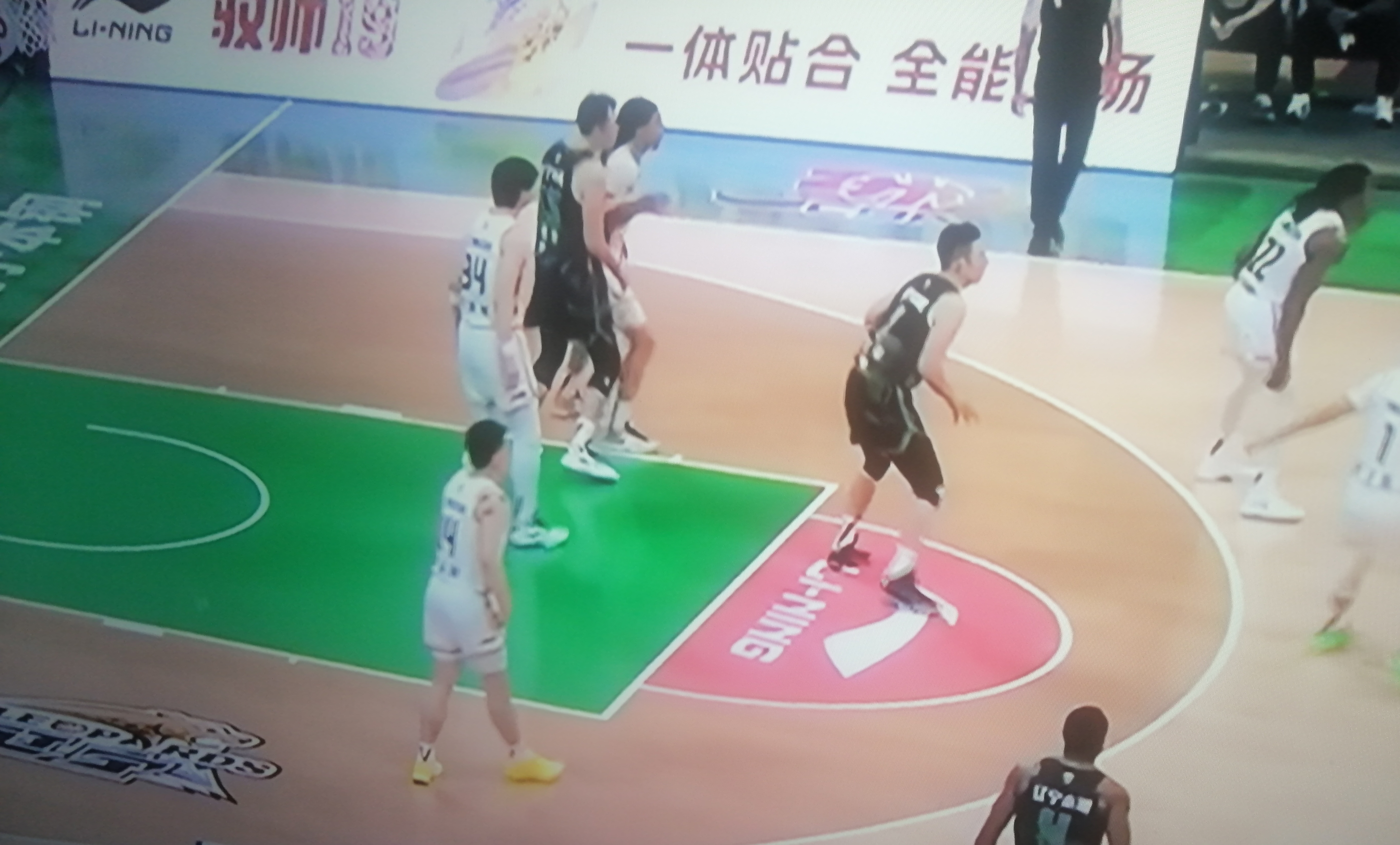 上海男篮客场不敌辽宁，遭遇连败