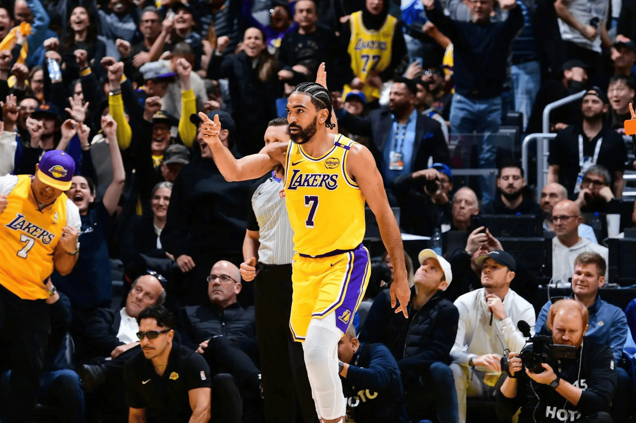 湖人大胜尼克斯，继续领跑