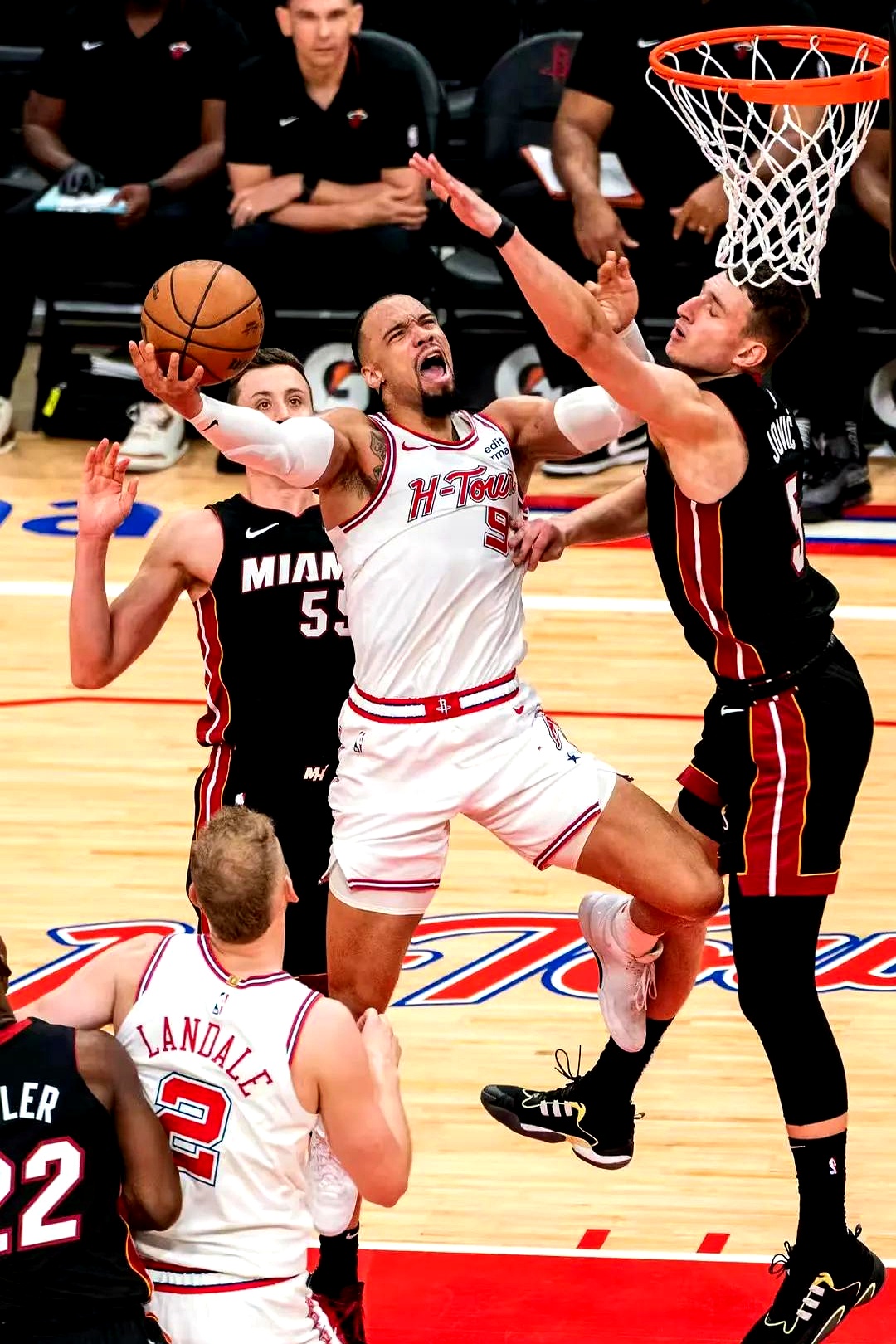 爱游戏app下载-热火击败篮网，连胜助力前进！