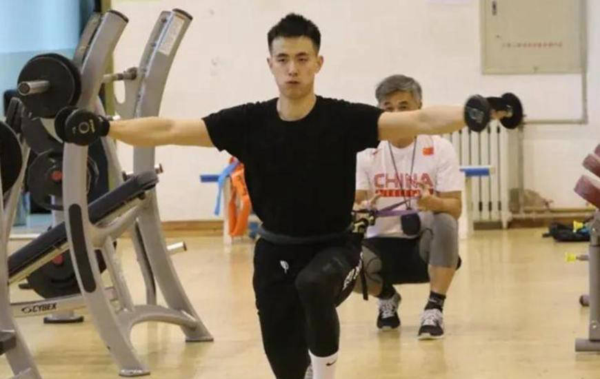 球员个人训练分享视频，鼓励球迷坚持运动健身