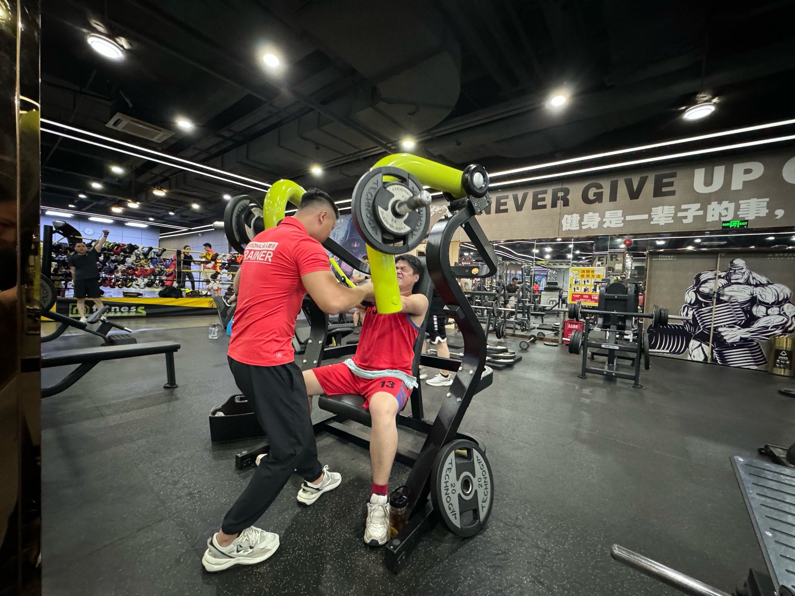 球员个人训练分享视频，鼓励球迷坚持运动健身